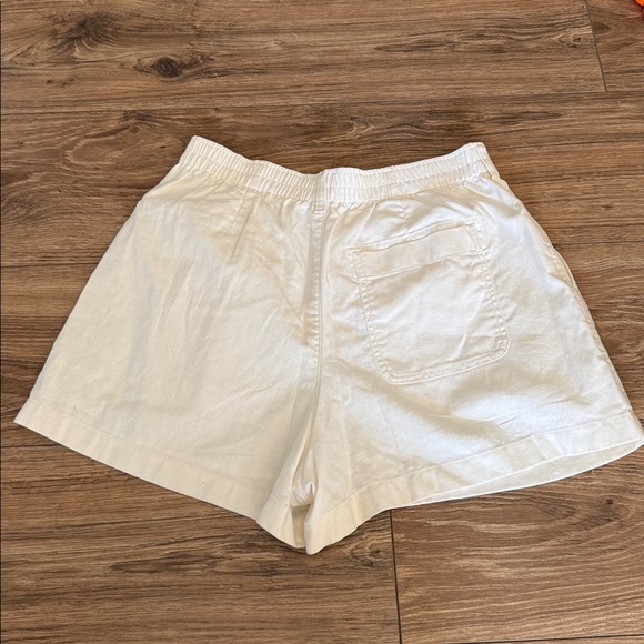White Uniqlo shorts - Picture 2 of 3